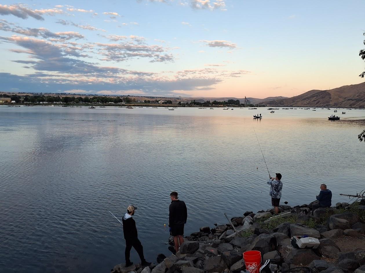 Fall Chinook and steelhead anglers at the confluence of the Clearwater and Snake rivers