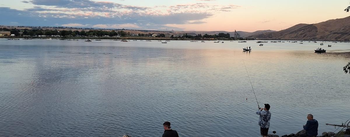 Fall Chinook and steelhead anglers at the confluence of the Clearwater and Snake rivers