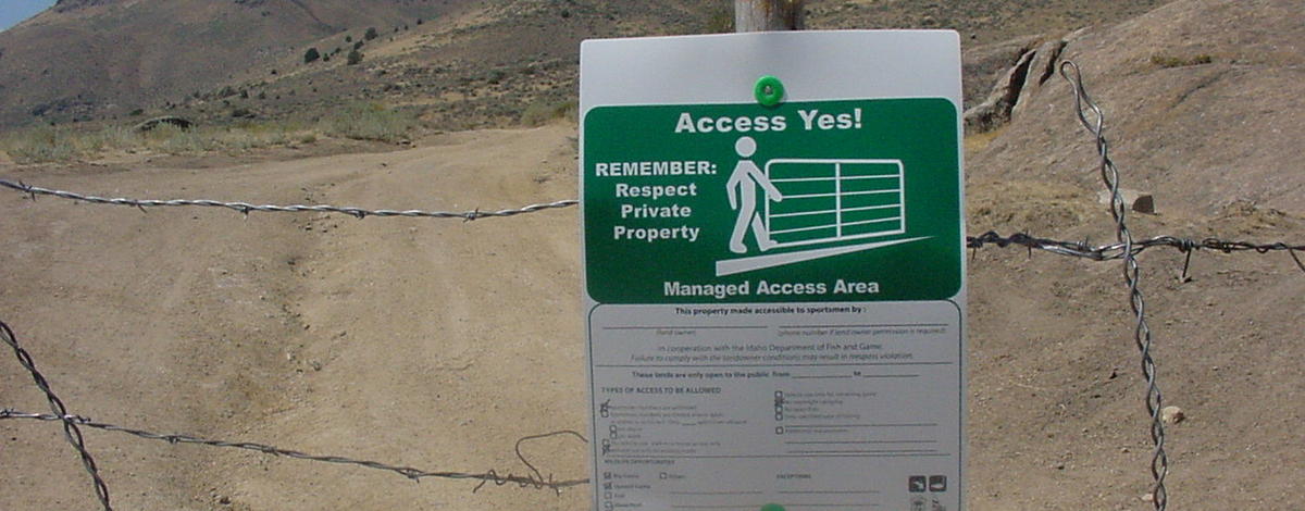 Access Yes sign on a wire gate August 2006