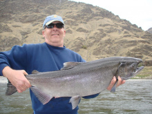 angler_with_fall_chinook