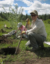 volunteers planting trees at Lawyers Creek 